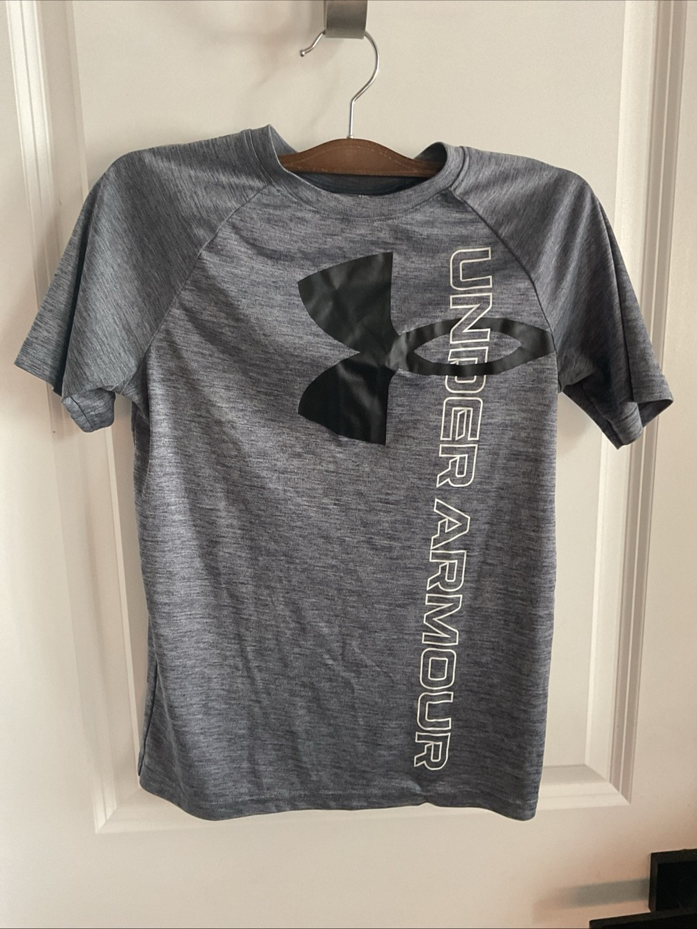 Under Armour - Gray Logo Vertical-Print Short Sleeve Tee - Boys Size Medium